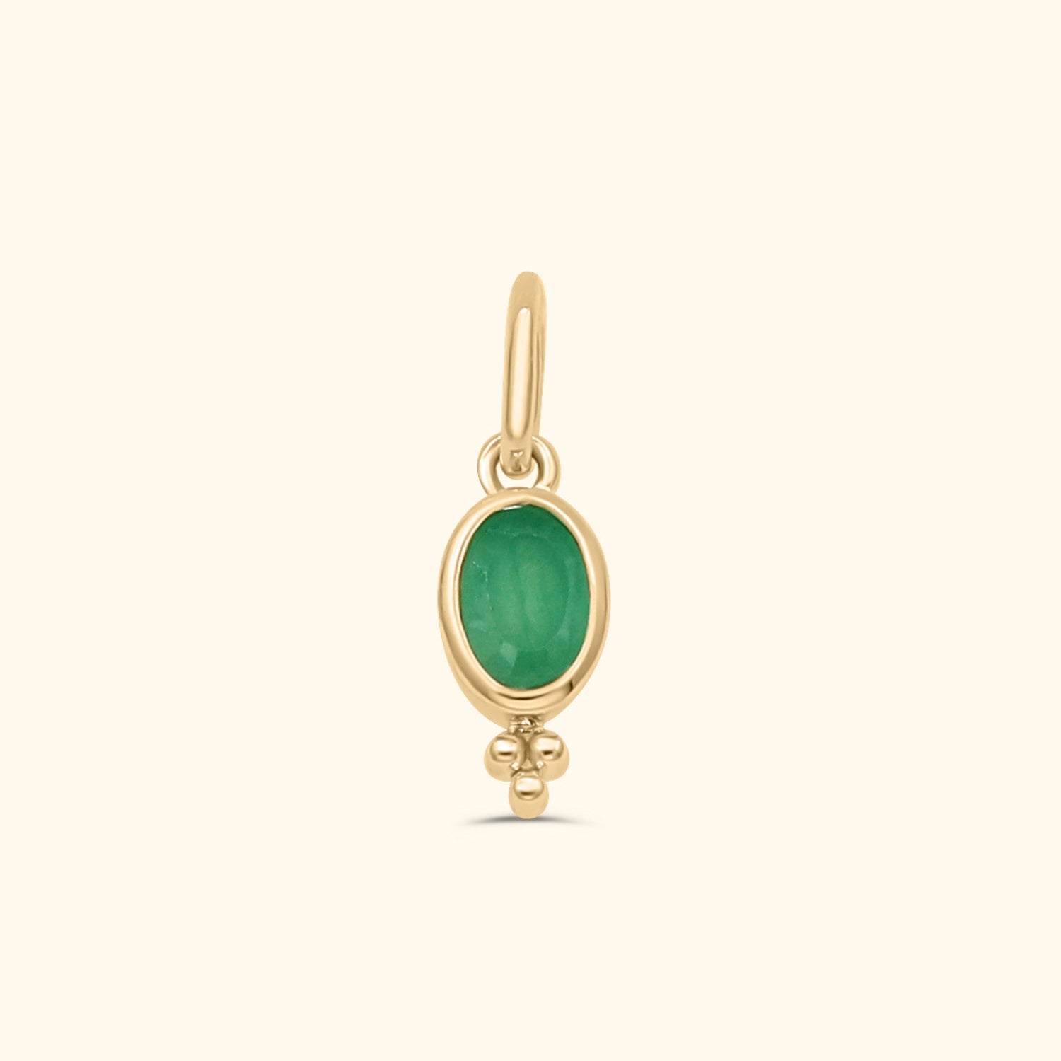 Gold plated birthstone hanger met ovale smaragd en sierlijk detail – Josephina Jewelry